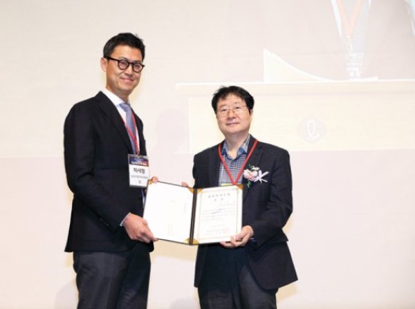 [메디소비자뉴스] "기능 코성형 치료법 주목"... 허세형 원장, 대한이비인후과 '심미안학술상' 수상