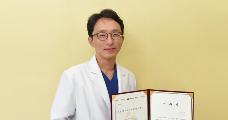 또한, 신일호 원장님은 ‘의술은 널리 펼쳐야 한다’는 의사로서의자부심을 갖고 계시는데요.