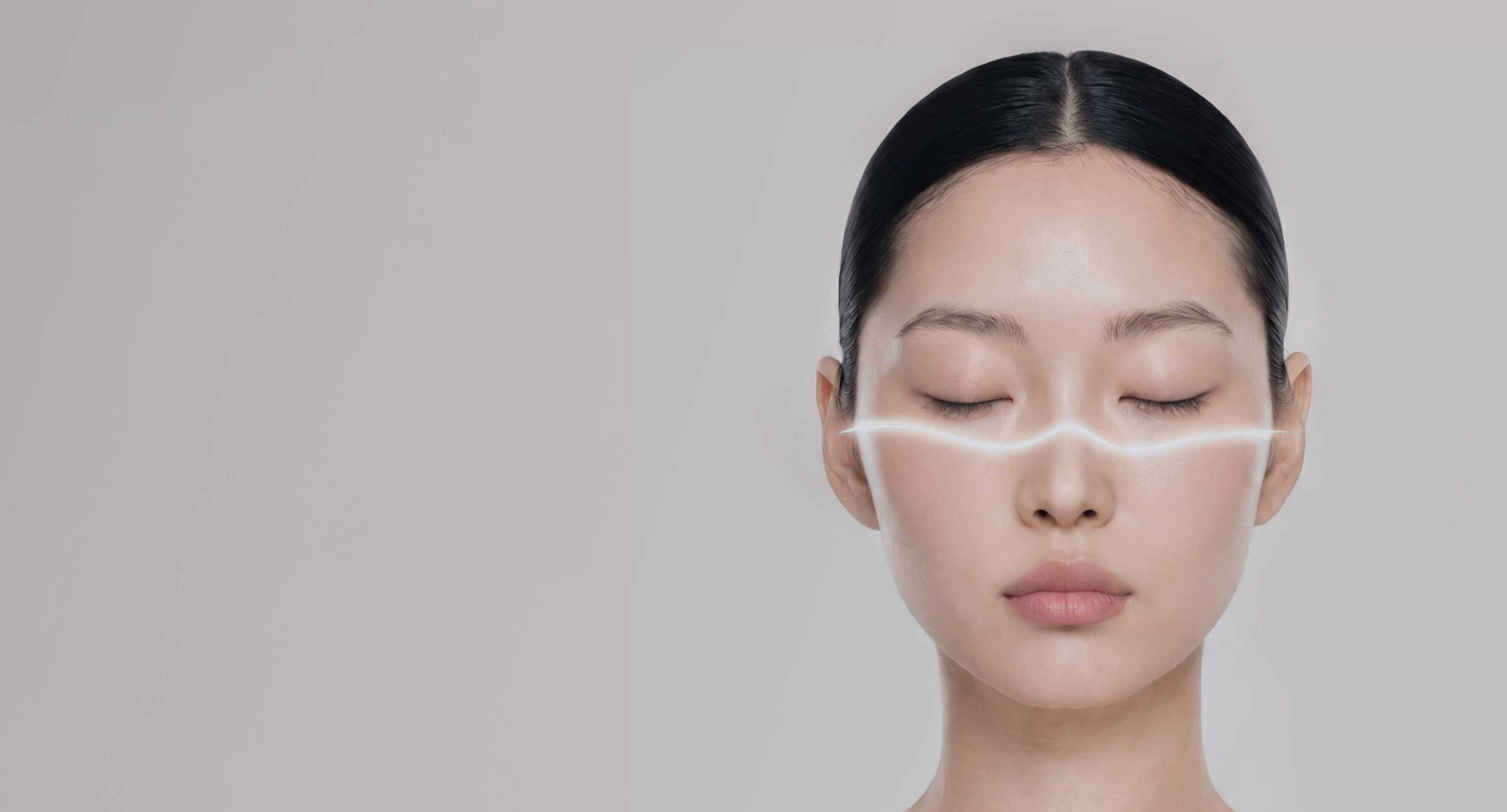 3D 보형물 코성형으로 콧대 라인을 보여주는 여성 옆모습