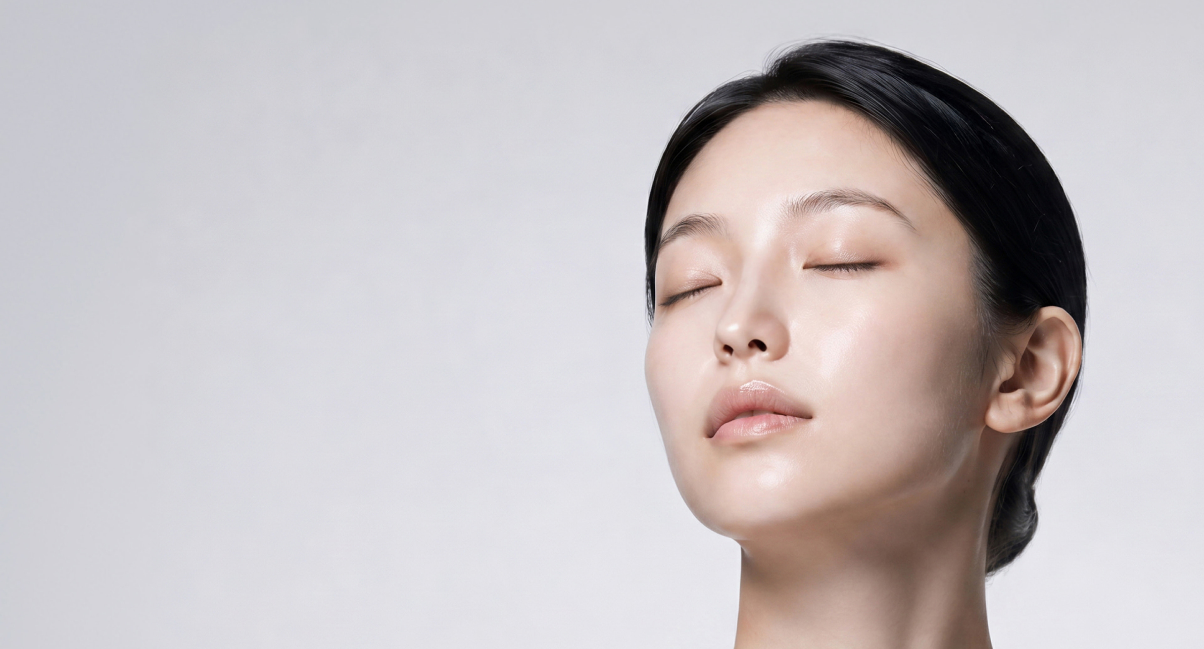 무보형 코성형으로 자연스러운 코 라인을 보여주는 여성 옆모습
