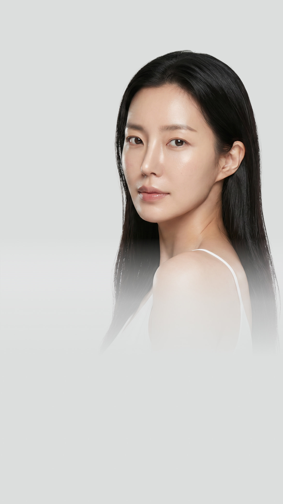 코 재수술로 코 라인과 구조 재교정을 고려하는 여성 얼굴