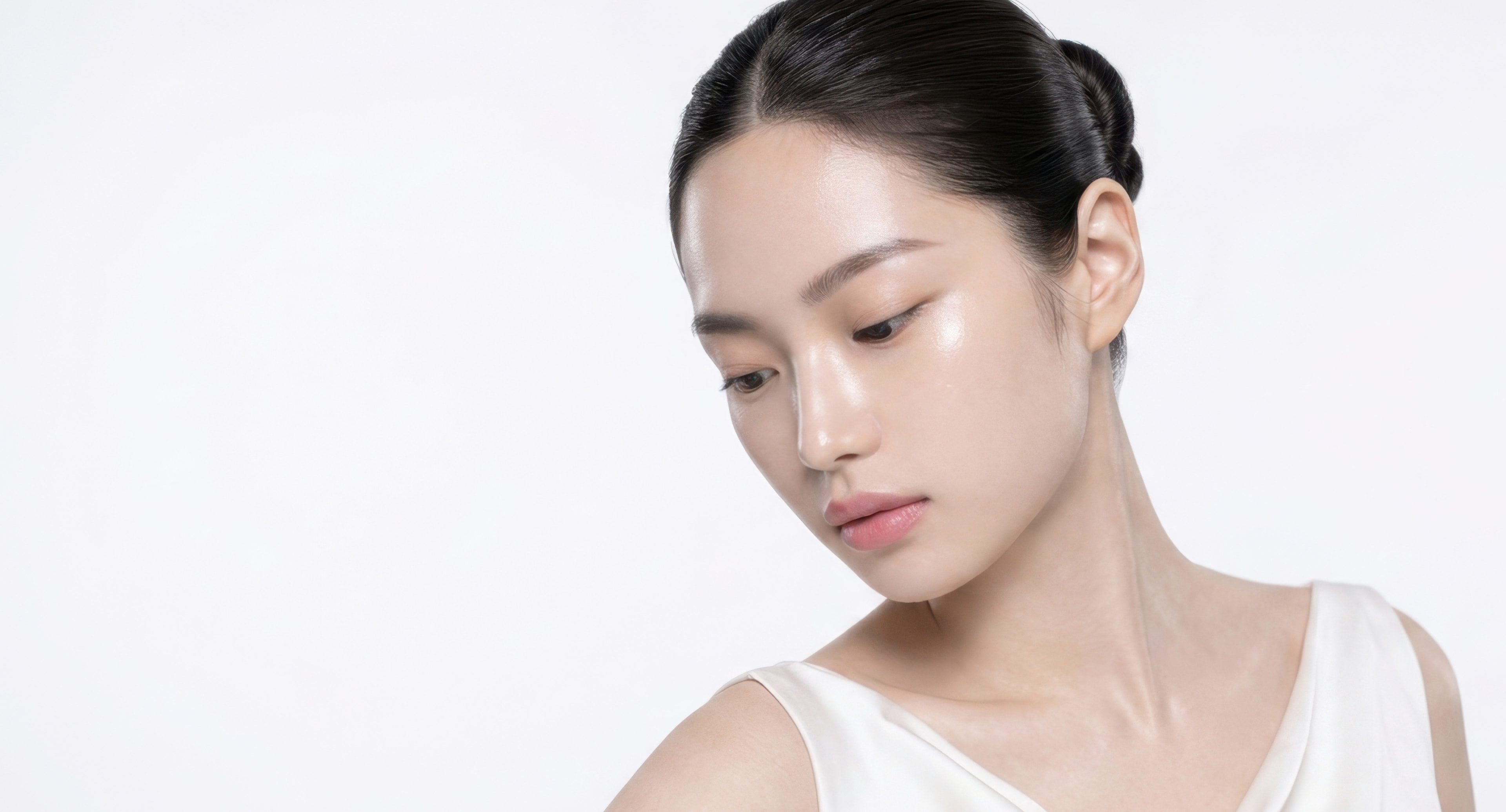 유형별 코성형으로 얼굴 균형에 맞는 코 라인을 보여주는 여성 얼굴