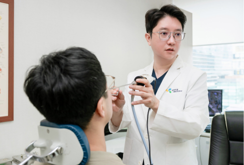 내비밸브재건술 전 비내시경으로 코 상태를 확인하는 의료진과 환자