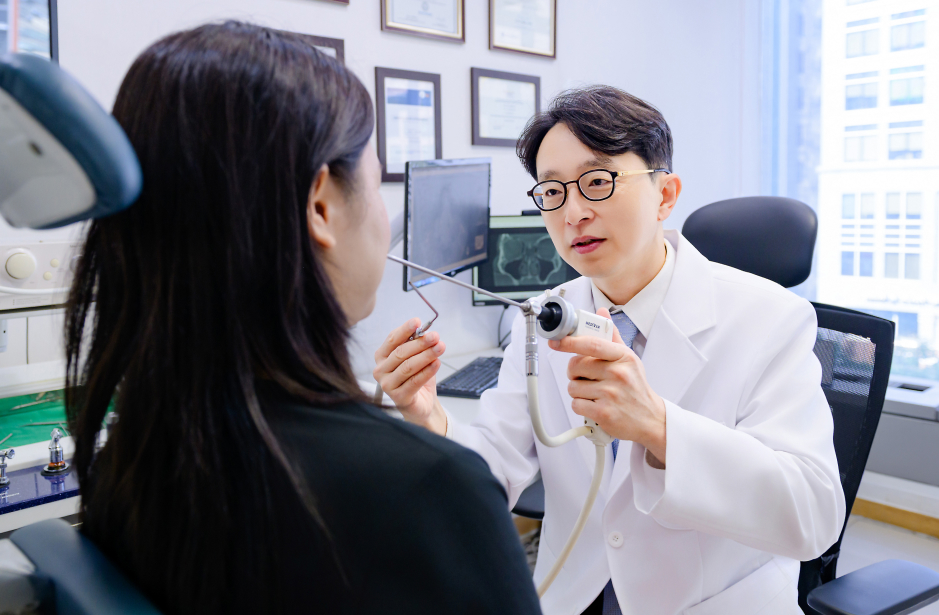 알레르기비염 진료 중 환자의 코 상태를 확인하는 의료진 모습